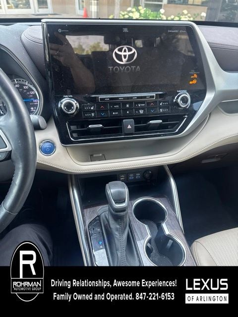 2022 Toyota Highlander Hybrid Platinum