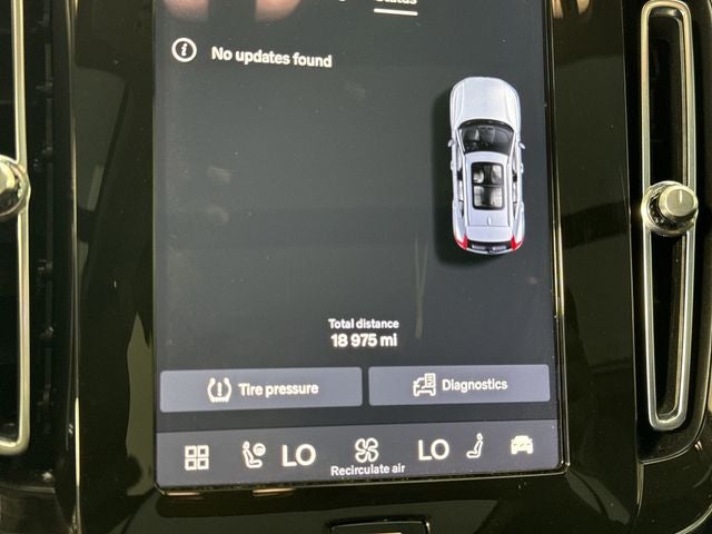 2024 Volvo XC40 Plus Dark Theme