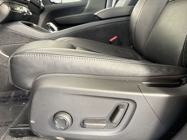 2024 Volvo XC40 Plus Dark Theme