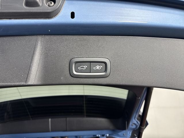 2024 Volvo XC40 Plus Dark Theme
