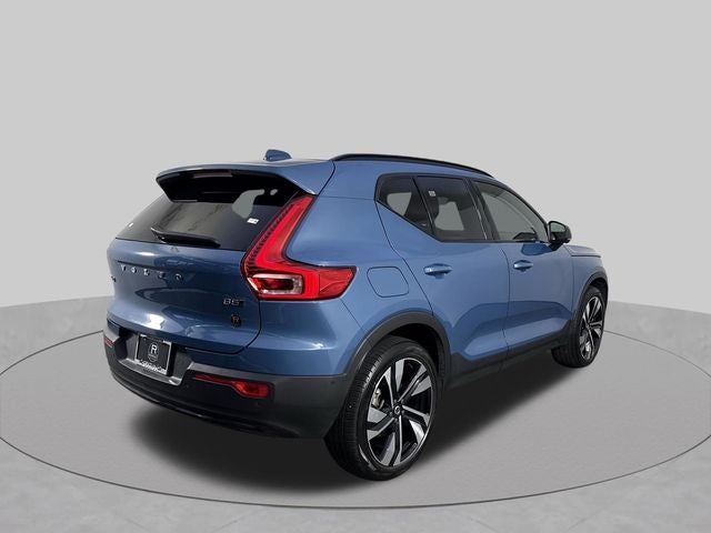 2024 Volvo XC40 Plus Dark Theme